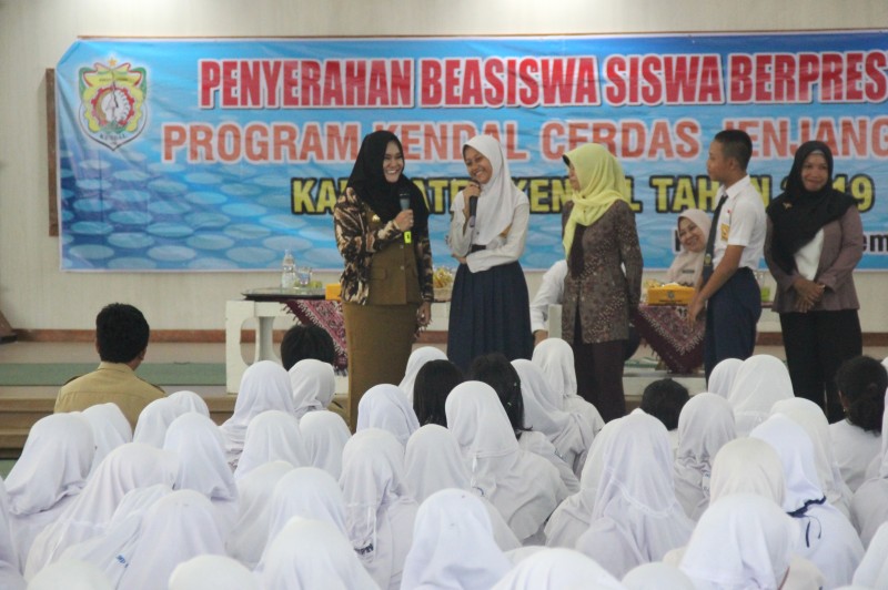 PEMKAB KENDAL BERIKAN PENGHARGAAN KEPADA SISWA-SISWI BERPRESTASI