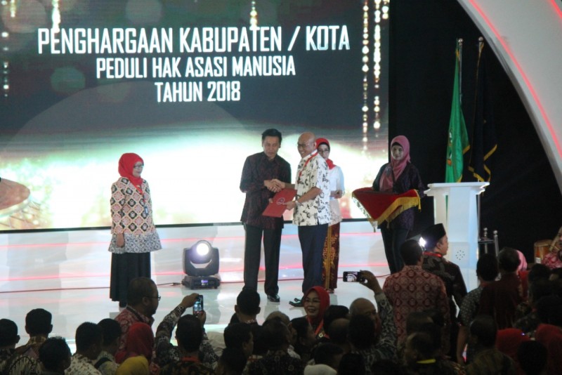 KENDAL TERIMA PENGHARGAAN SEBAGAI DAERAH PEDULI HAK ASASI MANUSIA