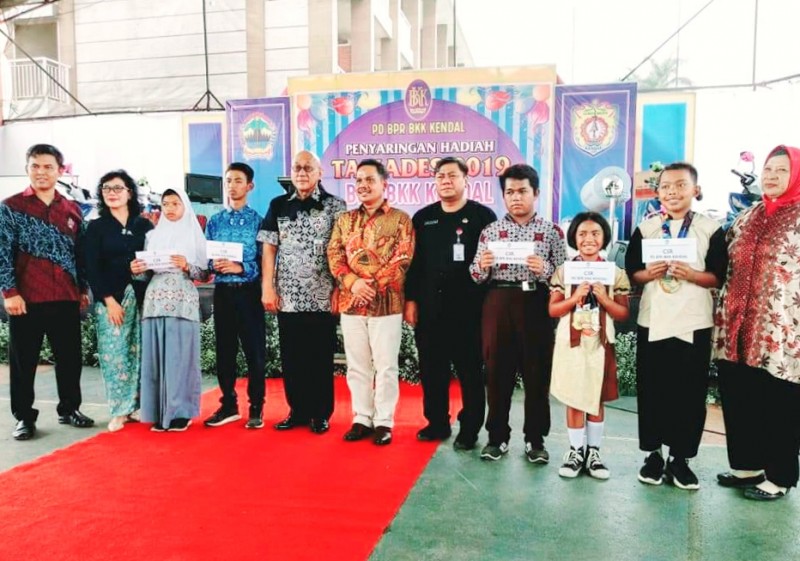 PEMKAB KENDAL MELALUI PD BPR BKK BERIKAN HADIA KEPADA WARGA RAJIN MENABUNG