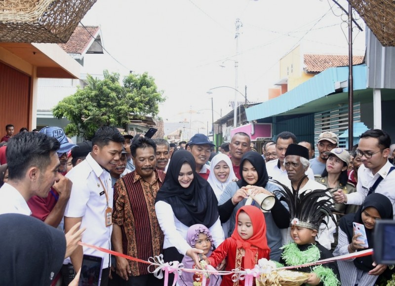 BUPATI MIRNA RESMIKAN KOTAKU DI KECAMATAN WELERI