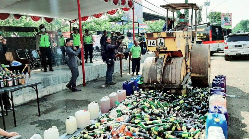 JELANG NATAL 2019, POLRES KENDAL MUSNAKAN  RIBUAN BOTOL BERISI MIRAS