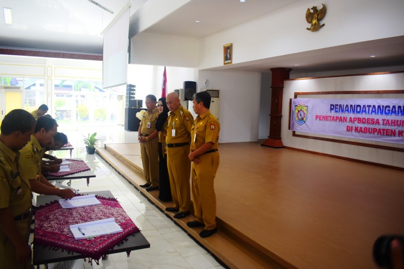 BUPATI MIRNA APRESIASI PENANDATANGANAN APBDES 2020 SECARA SERENTAK