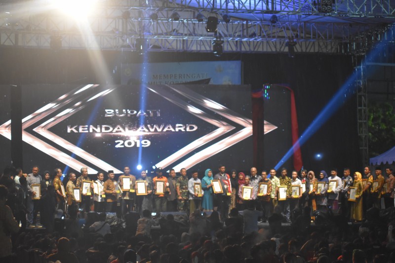 TAHUN BARU DI KENDAL DENGAN PENGHARGAAN BUPATI AWARD