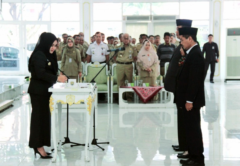 BUPATI MIRNA LANTIK RATUSAN PEJABAT PEMERINTAH KABUPATEN KENDAL