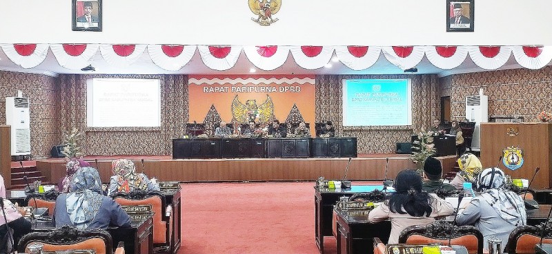 PARIPURNA DPRD KENDAL SETUJUI 2 RAPERDA