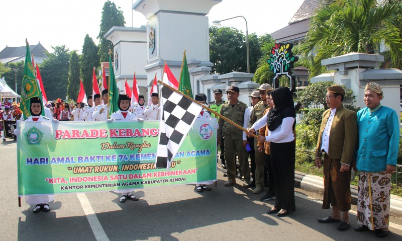 PARADE KEBANGSAAN DI KENDAL MERIAHKAN PERINGATAN HAB KEMENAG RI KE 74