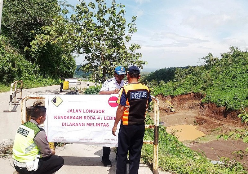 TANAH LONGSOR, BUPATI MIRNA ANNISA IMBAU PENGENDARA MOTOR BERHATI-HATI