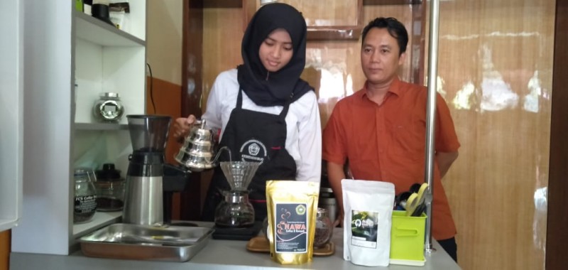 MAKSIMALKAN POTENSI KOPI KENDAL YANG BESAR, KENDAL GELAR KURSUS BARISTA