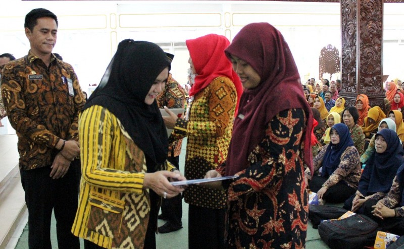 BUPATI MIRNA SERAHKAN MOU SPK DAN SP TENAGA KEPENDIDIKAN HONORER K2
