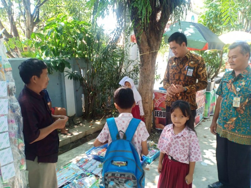 KOMIK BERISI KONTEN DEWASA BEREDAR DI LINGKUNGAN SISWA SEKOLAH DASAR DISITA