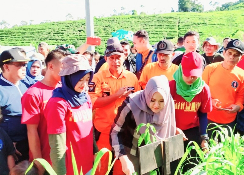 BUPATI MIRNA BERSAMA KOMUNITAS PECINTA ALAM HIJAUKAN LERENG GUNUNG UNGARAN