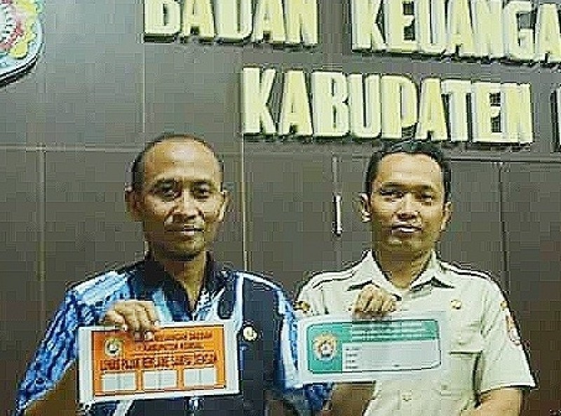 PEMASANGAN REKLAME HARUS BERIZIN DAN MEMILIKI STIKER TANDA LUNAS PAJAK
