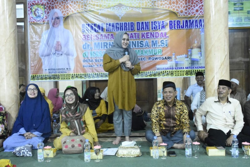 BUPATI KENDAL MENAMPUNG ASPIRASI MASYARAKAT DENGAN SHOLAT BERJAMAAH