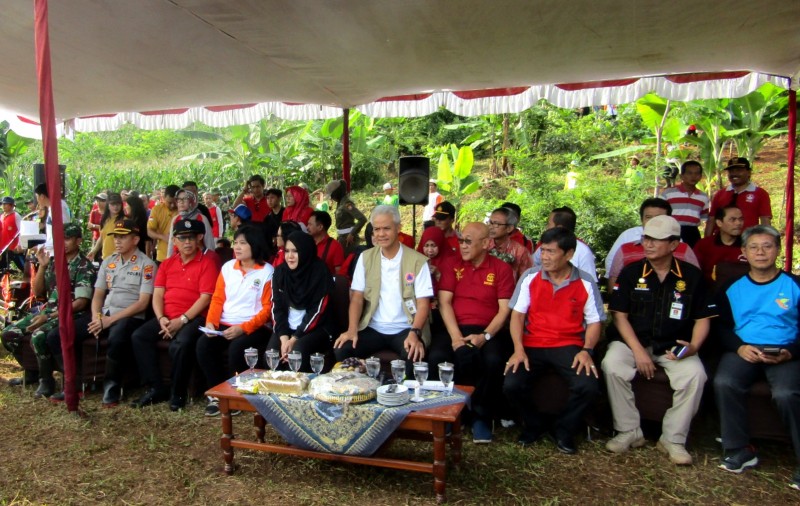 PEMPROV JATENG DAN PEMKAB KENDAL TANAM POHON UNTUK JAGA SUMBER MATA AIR