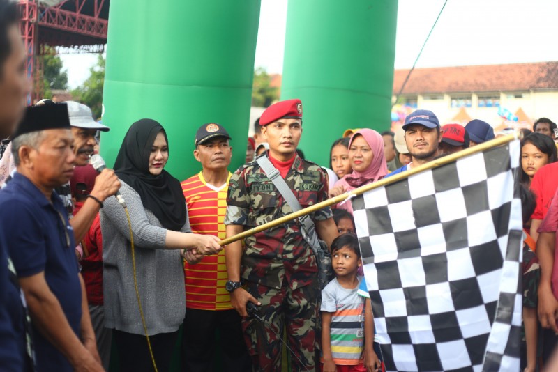 BUPATI MIRNA BUKA ACARA JALAN SEHAT KARANG TARUNA PELANTARAN