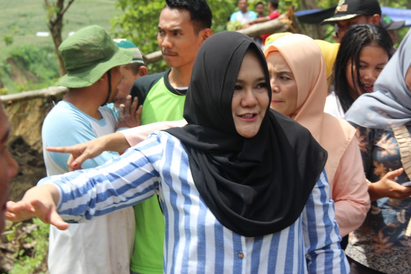 LONGSOR, AKSES JALAN CIPLUK TERPUTUS, BUPATI MIRNA SIAPKAN JALAN ALTERNATIF