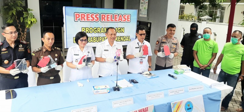TIM GABUNGAN BNNP JATENG UNGKAP KASUS KURIR NARKOBA DI KENDAL