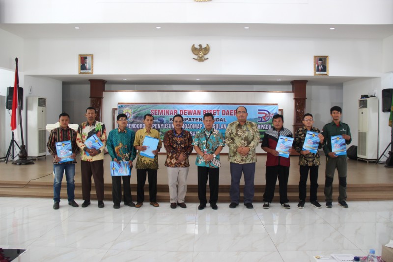DEWAN RISET DAERAH KABUPATEN KENDAL DORONG PETANI PUNYA PRODUK UNGGULAN