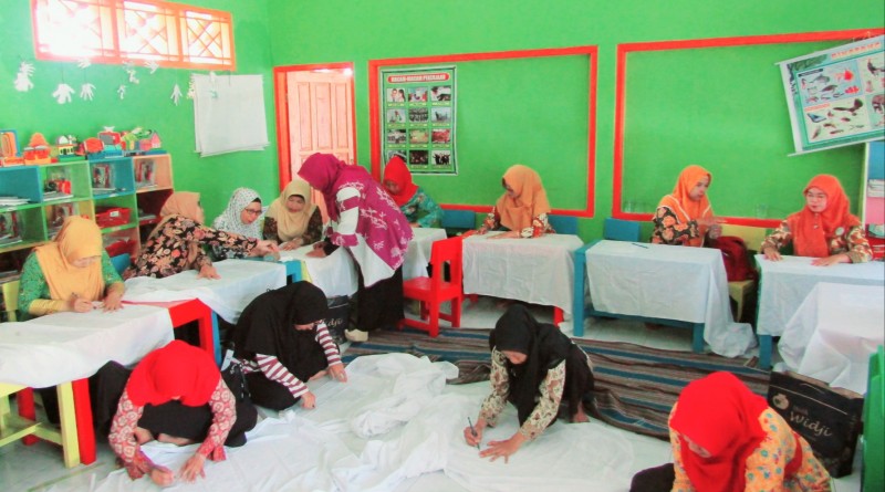 PULUHAN GURU TK DAN PAUD DESA PURWOSARI IKUTI KEGITAN MEMBATIK