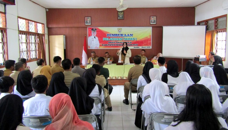 BUPATI MIRNA BUKA PELATIHAN TAHAP 1 DISNAKER KENDAL TAHUN 2020