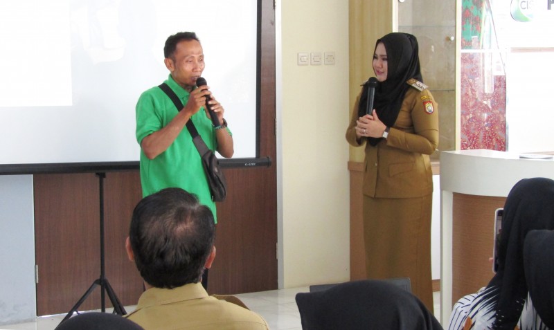 HADIRI PELATIHAN MEMBUAT ANYAMAN, BUPATI MIRNA MINTA PESERTA IKUTI SERIUS
