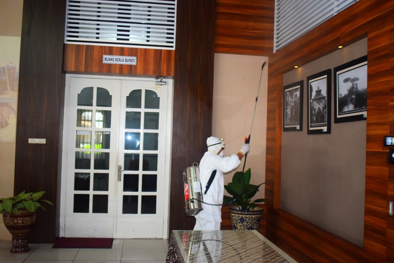 Antisipasi Corona, Pemkab Kendal Semprot Desinfectan Di Tempat Publik