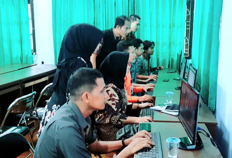DISKOMINFO KENDAL BERI PELATIHAN MENULIS BERITA KEPADA KONSULTAN PLUT