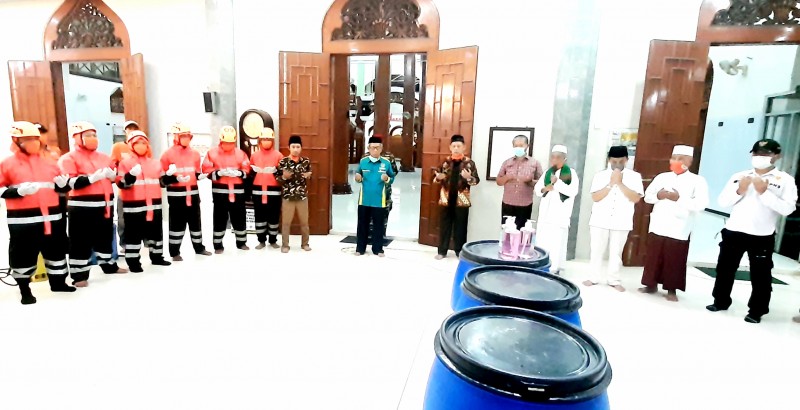 PEMKAB KENDAL SEMPROT DISINFEKTAN MASJID SECARA SERENTAK