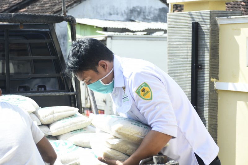 Musim Paceklik, Nelayan Kecamatan Kendal Mendapatkan Bantuan Beras