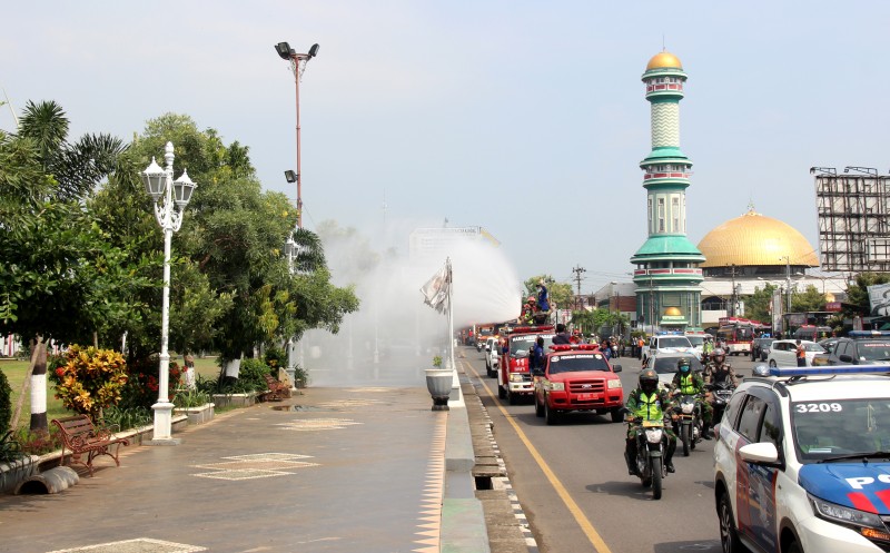 POLRES DAN PEMKAB KENDAL SINERGI LAKUKAN PENYEMPROTAN DISINFEKTAN SERENTAK