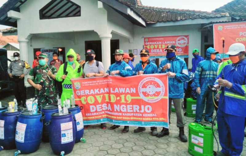 PEMDES NGERJO DAN FORKOPIMCAM RINGINARUM SEMPROT DISINFEKTAN RUMAH WARGA