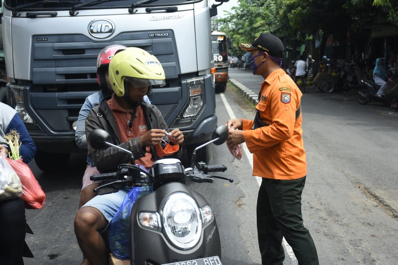 Tim Gugus Tugas Covid-19 Kendal, Bagikan 450 Masker