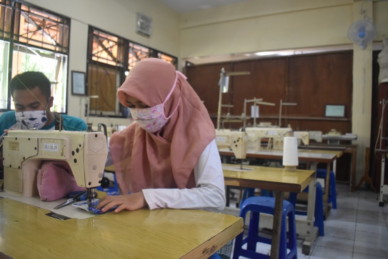 Ketulusan Siswi SMK N 1 Kendal Dalam Membantu Membuat APD