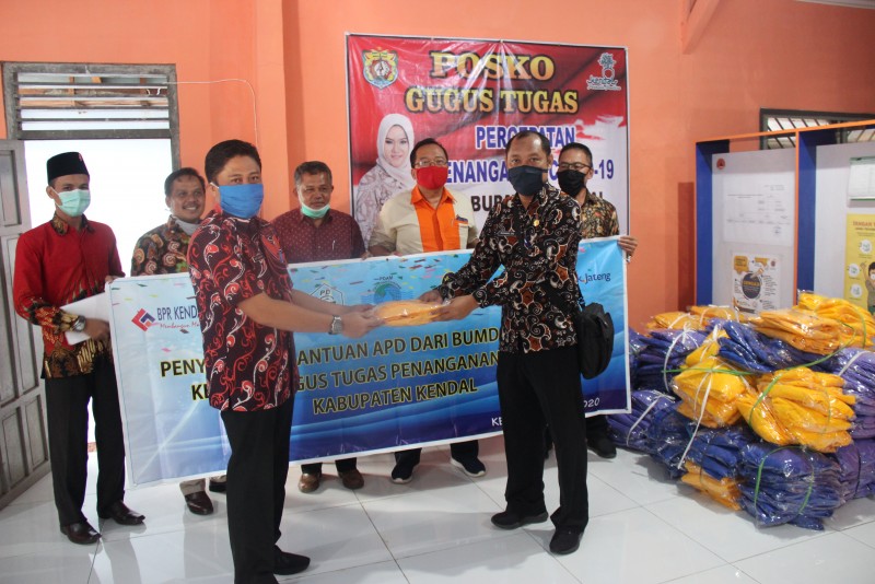 KEPALA BAGIAN ADMINISTRASI PEREKONOMIAN KENDAL SERAHKAN BANTUAN 500 APD