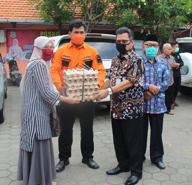 TIM GUGUS TUGAS COVID-19 TERIMA BANTUAN 1 TON TELUR DAN 1000 PAKET SEMBAKO
