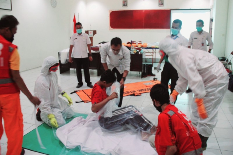 DINKES KENDAL BERIKAN PELATIHAN PEMULASARAN JENAZAH TERINFEKSI KEPADA PMI
