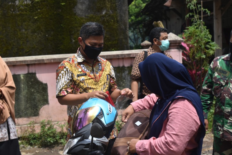 Pemberian Edukasi Sekaligus Membagi Masker Kepada Warga