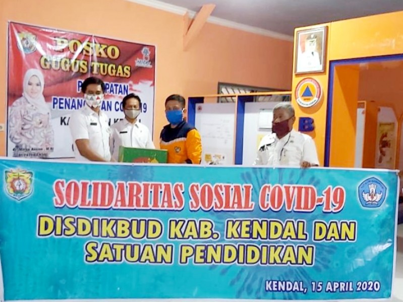 DISDIKBUD KENDAL SERAHKAN RIBUAN PAKET SEMBAKO KEPADA GUGUS TUGAS COVID-19