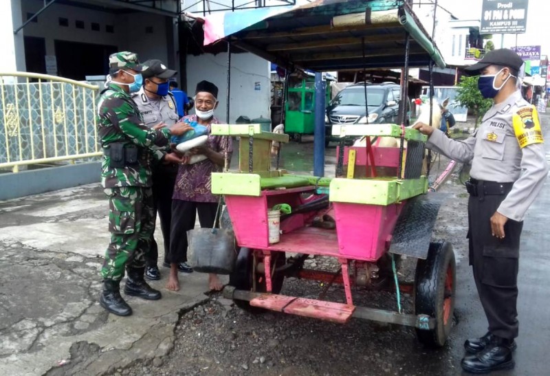 KAPOLSEK DAN DANRAMIL BOJA BAGIKAN SEMBAKO KEPADA WARGA KURANG MAMPU