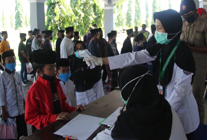 DKK KENDAL MENYATAKAN SANTRI SYUBBANUL WATHON TEGALREJO KONDISINYA BAIK