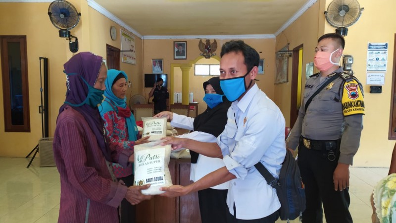 PWI KENDAL BAGIKAN BERAS KEPADA WARGA TERDAMPAK COVID-19