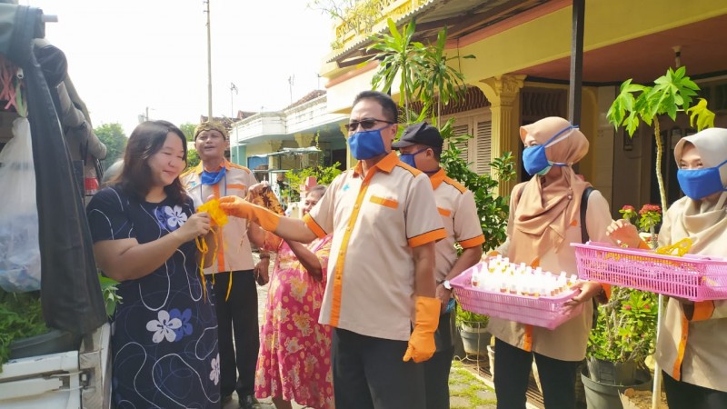 TANGGAP COVID-19, PDAM KENDAL BAGIKAN 1000 MASKER DAN HAND SANITIZER