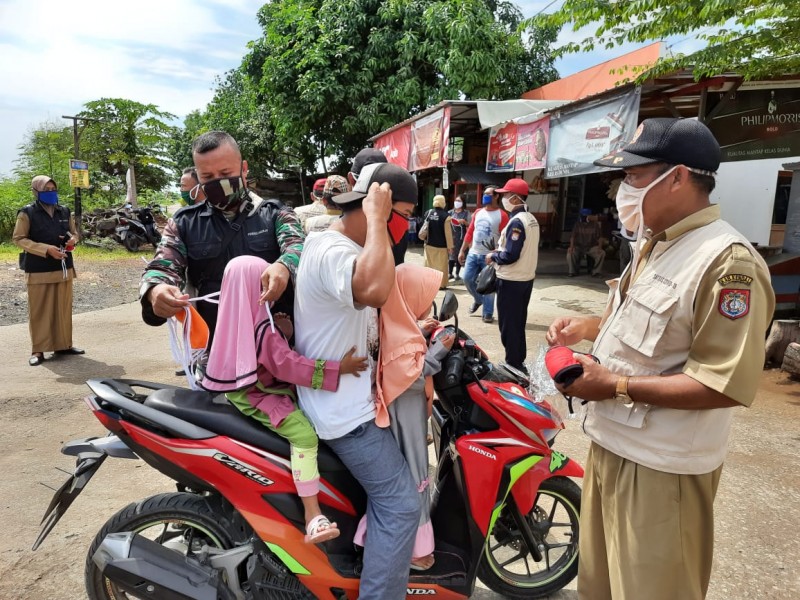 FORKOPIMCAM RINGINARUM BERI EDUKASI WARGA TENTANG COVID-19