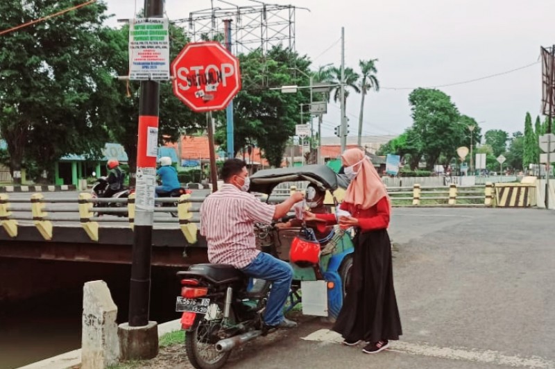 JELANG KELULUSAN SEKOLAH, SMK N1 KENDAL BERBAGI TAKJIL