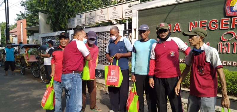 ALUMNI SMA NEGERI 1 KENDAL ANGKATAN 1980 BERI BANTUAN 175 PAKET SEMBAKO