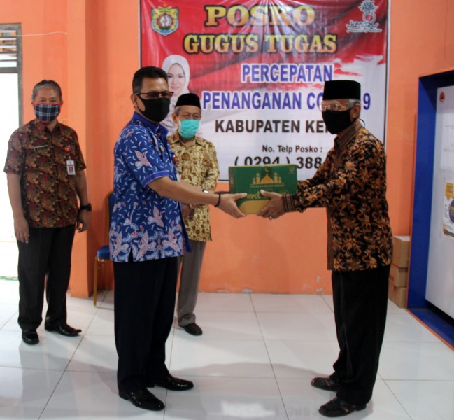 DMI JATENG BERI BANTUAN ALAT KEBERSIHAN KEPADA GUGUS TUGAS COVID-19 KENDAL