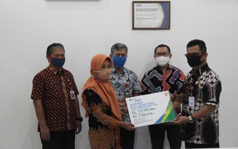 BPJS KETENAGAKERJAAN SERAHKAN SANTUNAN KORBAN KECELAKAAN DI KENDAL