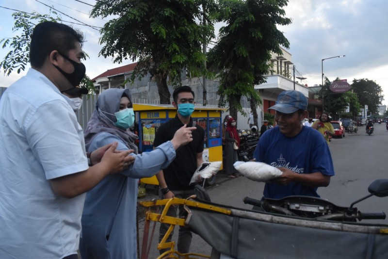 BUPATI KENDAL BERSAMA LINTAS AGAMA BERBAGI TAKJIL DAN MASKER