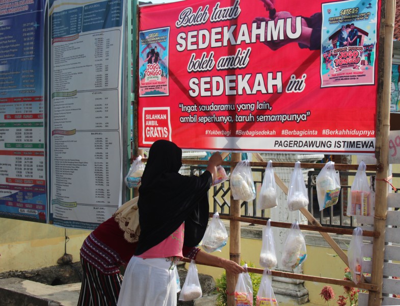 JOGO TONGGO, WARGA DI KENDAL GOTONG ROYONG BERSEDEKAH TANGANI COVID-19