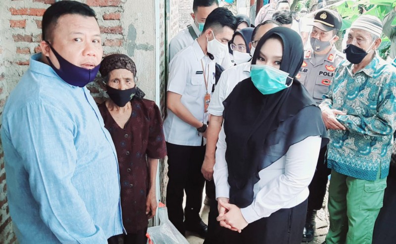 PEMKAB KENDAL BERI BANTUAN SEMBAKO KEPADA DESA JATIPURWO DAN ROWOSARI